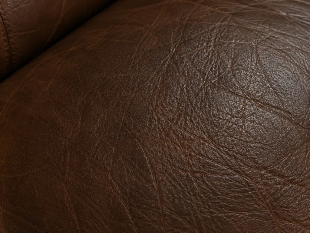Color loss on leather: oil darkening