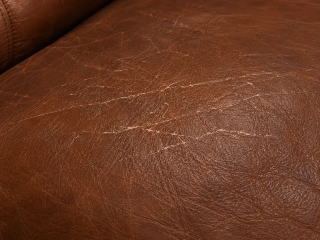 Color loss on leather: light scratch lines